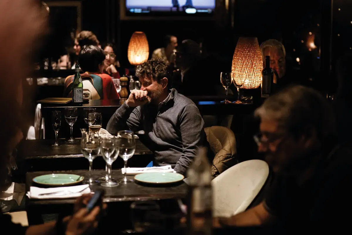 Un rooftop urbano sin rooftop: elegancia en tres pisos en el corazón del Gótico